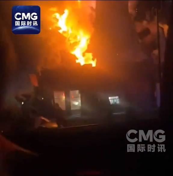 启运配资 汽车撞入购物中心！美国一商场发生爆炸，伤亡不明