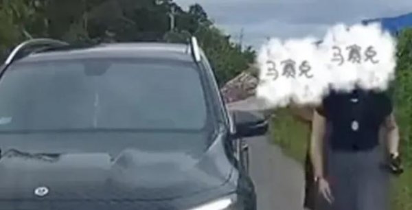 配资坊 律师称亮证女司机或面临拘留罚款，其丈夫作为消防员证件被非法使用，涉嫌违反工作纪律